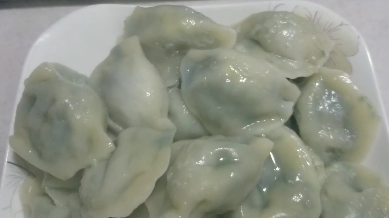 十七两斤的小饺子,薄皮小馅就一个摺,煮出来有大脚趾那么大